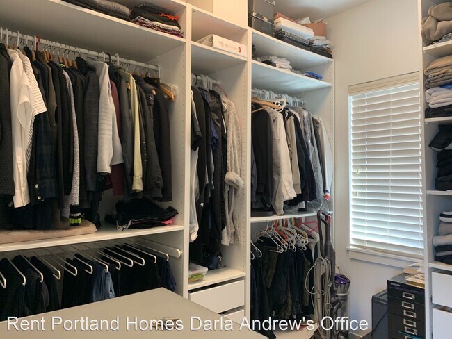 Building Photo - 1636 NW Riverscape St