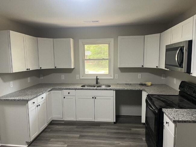 Building Photo - Newly Renovated 3-Bed Oasis with 2 Full Baths in Winston-Salem – Your Perfect Home Awaits!