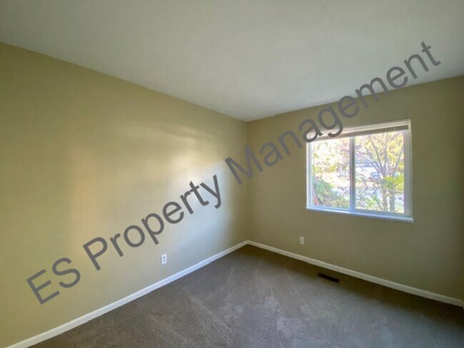 Building Photo - 3 Bedroom 1 Bathroom Ranch Style Home in Perry Township!