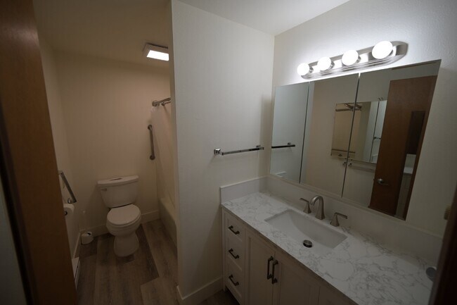 Building Photo - 2 bed 1 bath condo in 55+ community- ALL U...