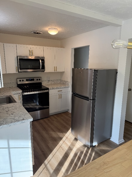 Building Photo - 33803 Electric Blvd