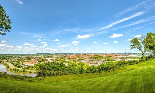 Building Photo - Knoxville 37920 - 2 bedroom with loft, 3 bath home in Cherokee Trail - Contact Adam Joachim 352-2...