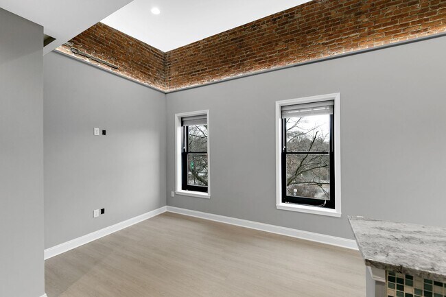 Building Photo - 560 Madison Ave
