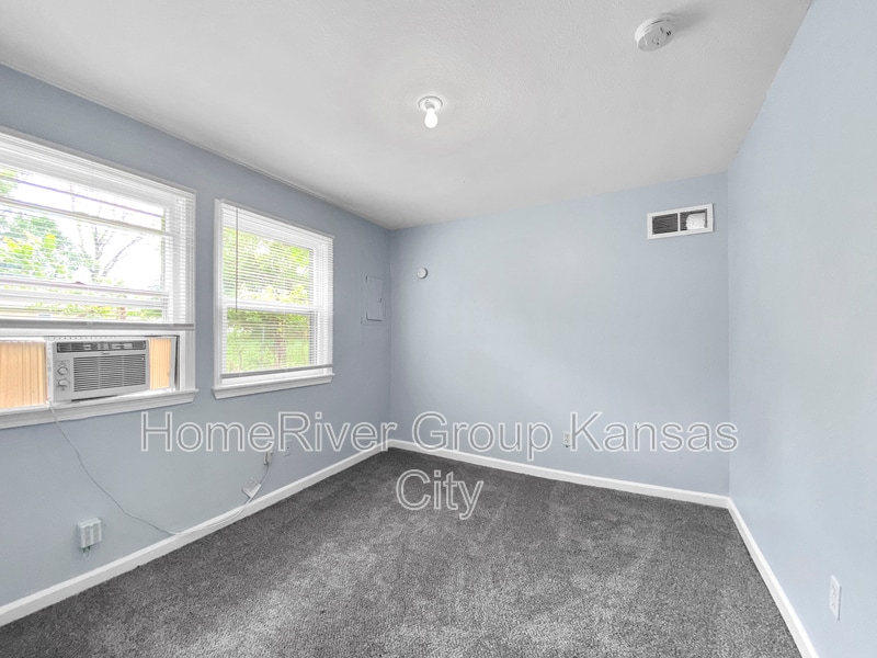 Building Photo - 1123 S Haden St