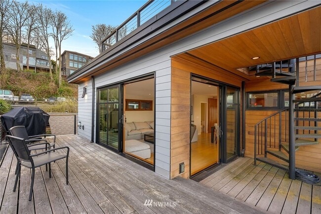 Building Photo - 3bd/2.5ba Seattle Houseboat