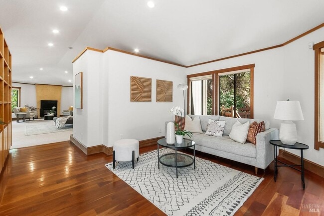 Building Photo - 1100 Bayhills Dr