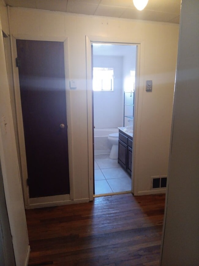 Building Photo - 3 Bedroom, 2 Bathroom Home! Schedule a Showing Soon!