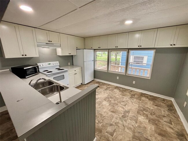 Building Photo - 13405 Commander Cir