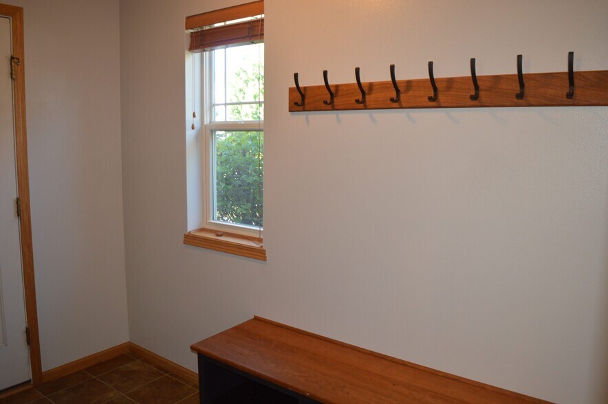 Building Photo - 8921 Snowberry Ln