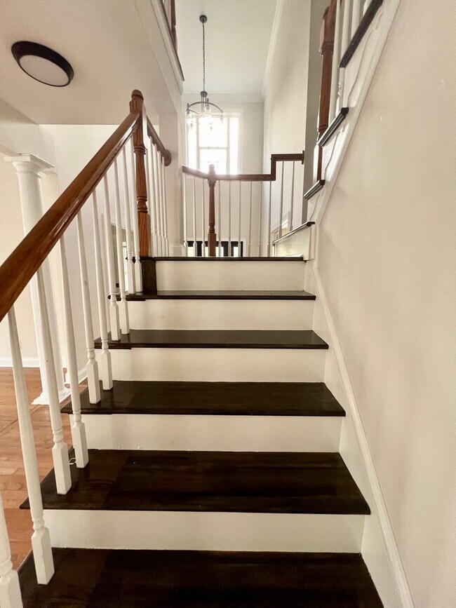 Building Photo - Four bedroom, 3.5 bath house in Elon!  Mus...