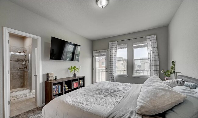 Building Photo - Charming town-home style condo Coming June 2026!