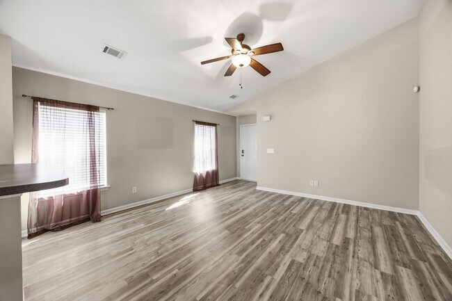 Building Photo - Comfortable 3BR Ranch with 2-Car Garage in Northwoods Pointe