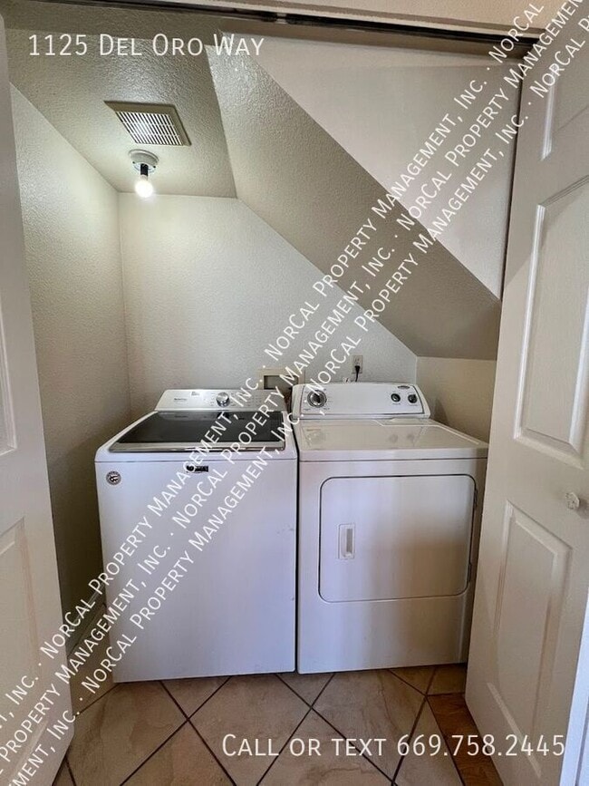 Building Photo - 1125 Del Oro Way