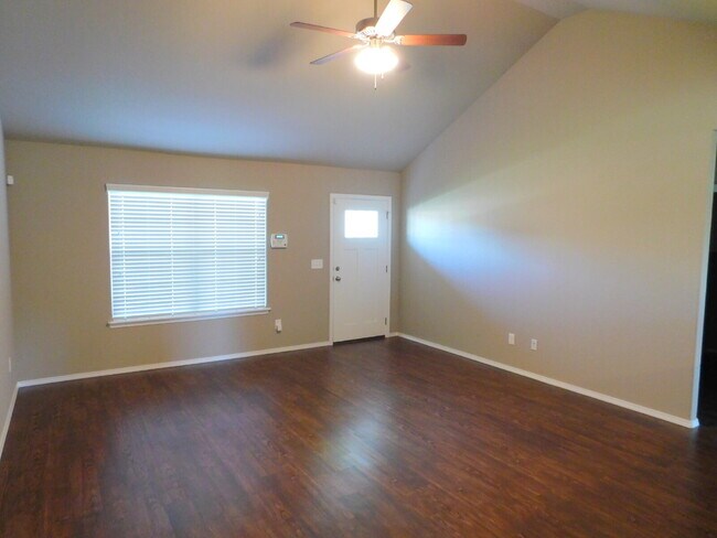 Building Photo - Charming Three Bedroom Home in Fayetteville