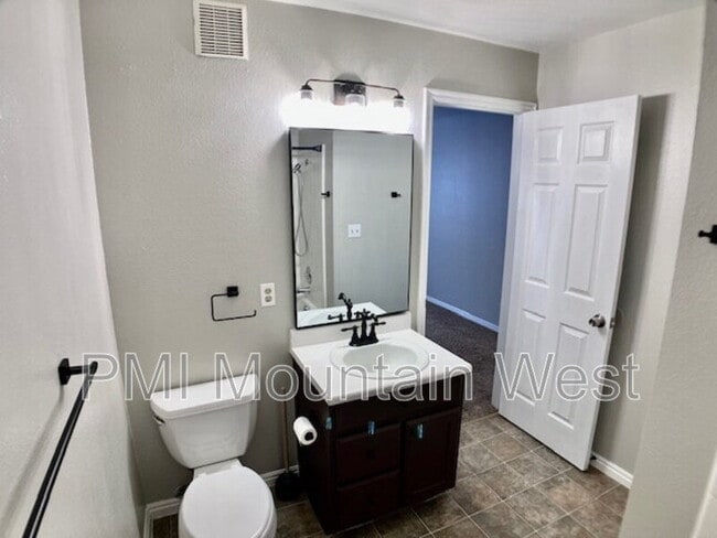 Building Photo - 567 N 200 E