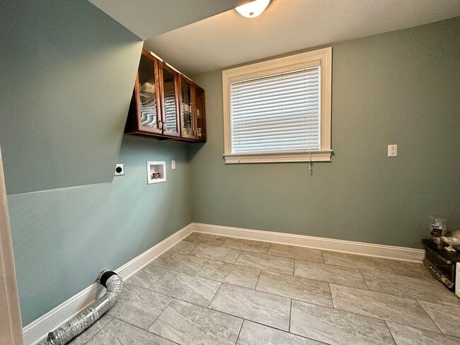 Building Photo - Remodeled beauty in Charolette Park