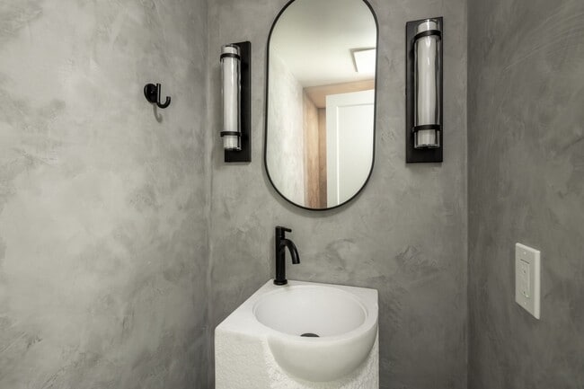 Building Photo - Gorgeous Fully Remodeled 5 Bedroom Home wi...