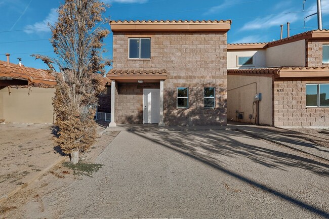 Building Photo - 4 bedroom 2.5 bath home in East El Paso!
