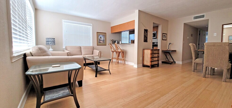 Building Photo - 2525 West Bay Dr