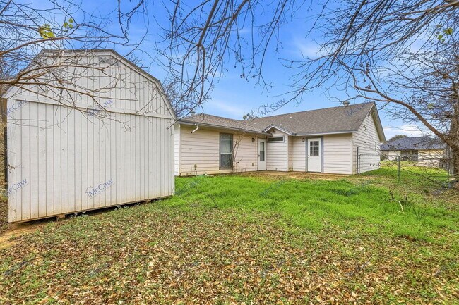 Building Photo - 702 N Walnut St