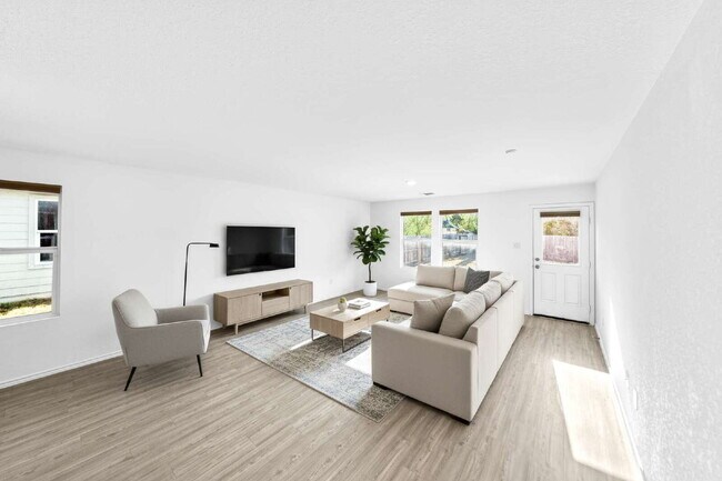 Building Photo - Charming 3-Bedroom Haven with 2 Full Baths