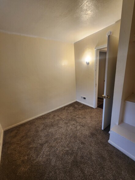 Building Photo - 1417 NW Carden Ave