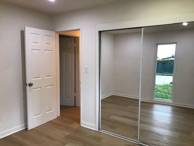 Building Photo - GLENOAKS