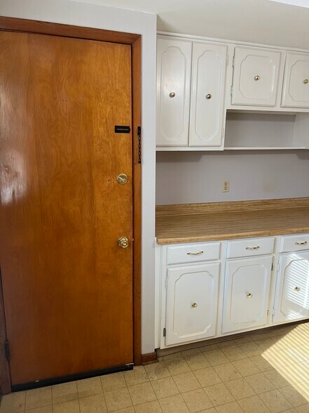 Building Photo - 6125 Ridge Rd.