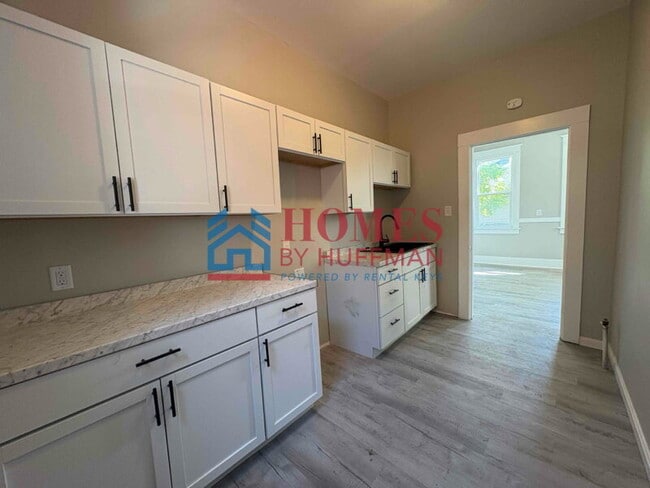 Building Photo - Five Bedroom House | 2 Full Bath | Move In...
