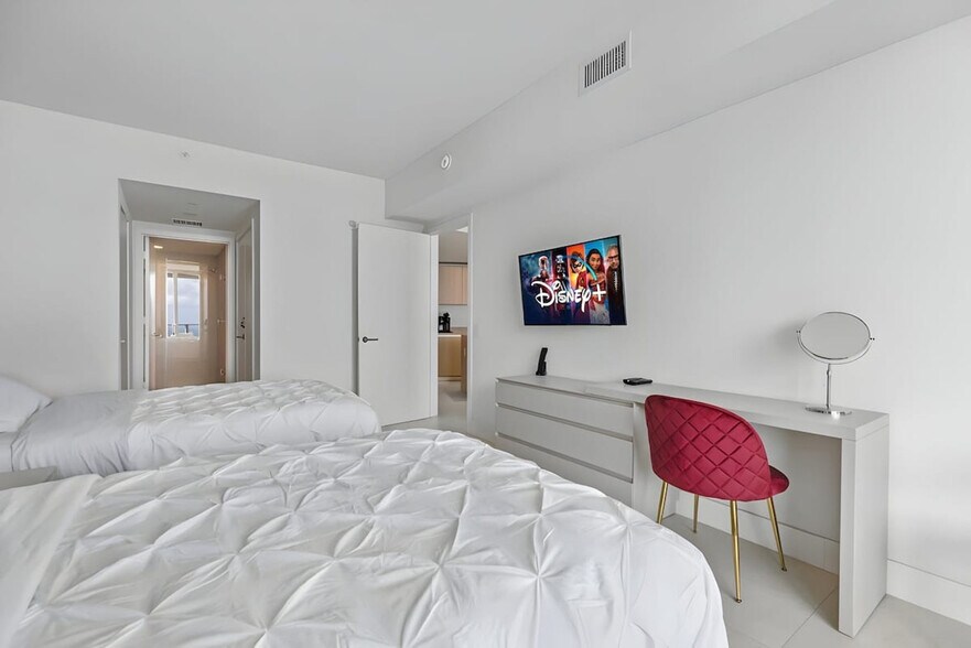 Building Photo - 4011 S Ocean Dr