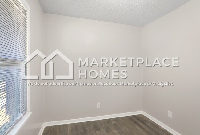 Building Photo - 8206 Huntington Dr