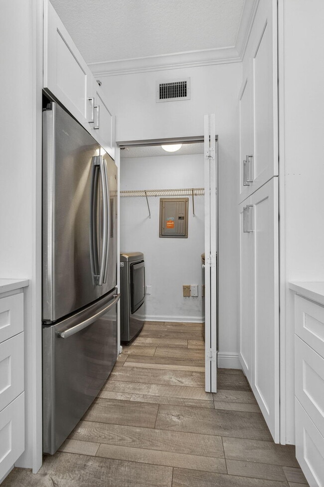 Building Photo - 5301 Myrtlewood Cir E