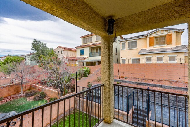 Building Photo - 3 Story Home With Large Loft IN Providence