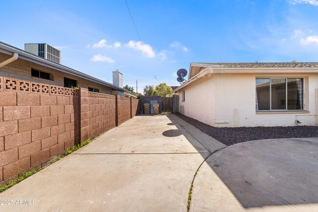 Building Photo - 4401 W Claremont St