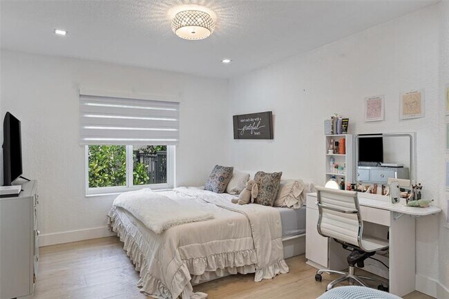 Building Photo - 2534 Golf View Dr