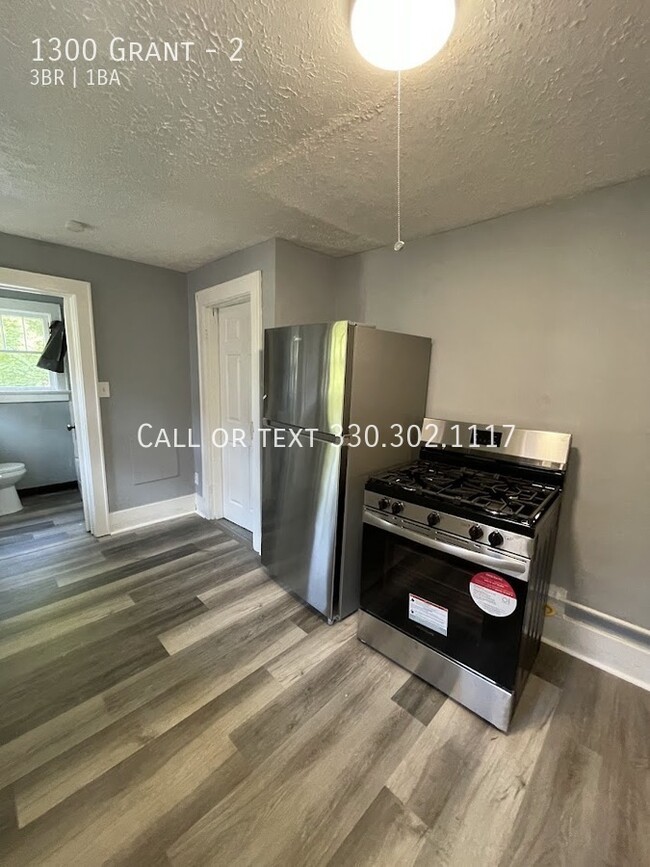 Building Photo - Second level Three bedroom One bathroom ap...