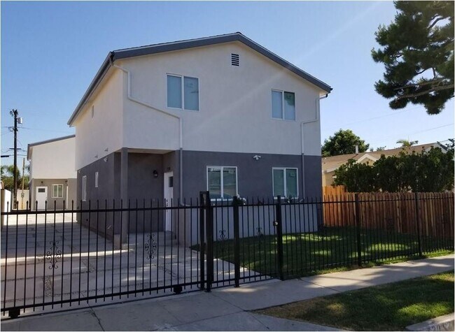 Building Photo - 718 W 85th St