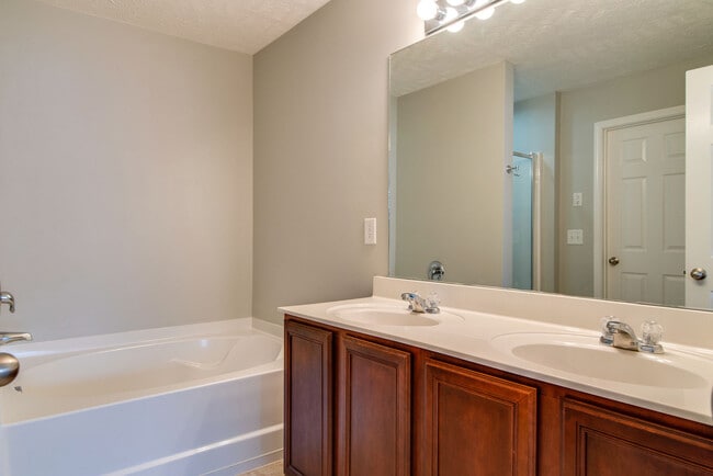Building Photo - 3 BR/2.5 BA Villas at Concord Place Townho...