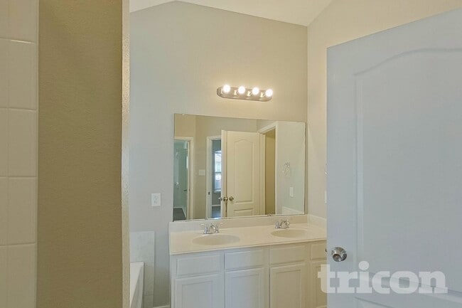 Building Photo - 522 Golden Bell Dr