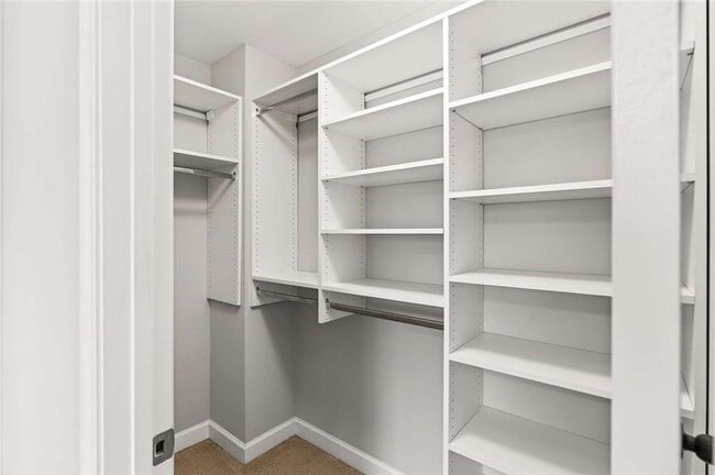 Building Photo - 4930 Alexandria Ave