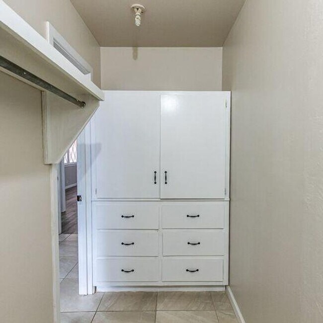 Building Photo - Room to Grow! Spacious, Remodeled 3/2/2 in Great Location!