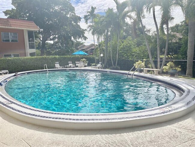 Building Photo - 140 NE 19th Ct