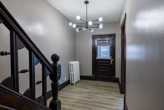 Building Photo - 5 Bedroom 2.5 Bath Midtown Home