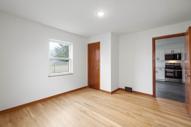 Building Photo - Don’t miss this! Beautifully RENOVATED 3 bedroom in Stowe!!