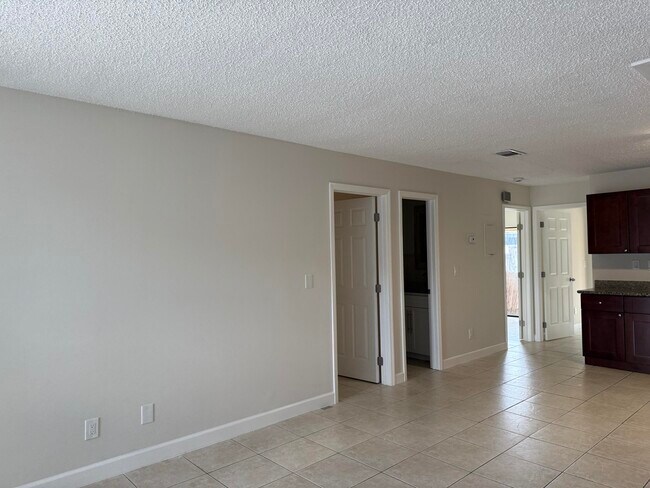Building Photo - 1370 Birkdale Dr