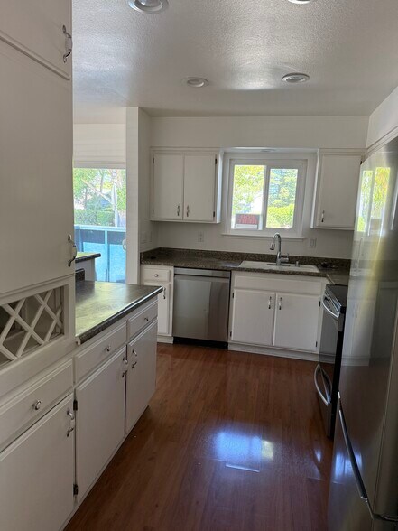 Building Photo - 4994 Country Club Dr