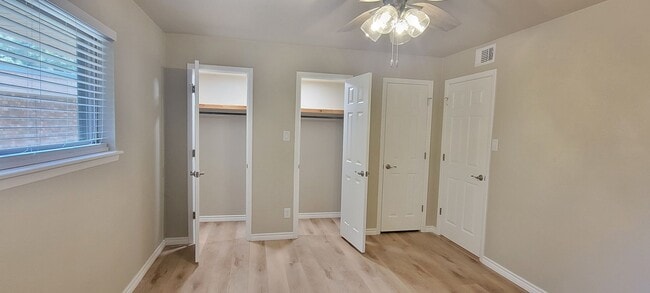 Building Photo - UPDATED COLONIAL PARK CONDO