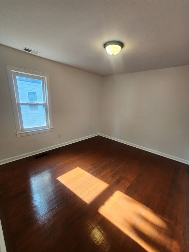 Building Photo - Bright adorable home with lots of updates ...