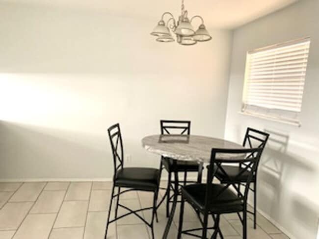 Building Photo - Beautiful  3 bedroom, 2 bath home with 2 c...