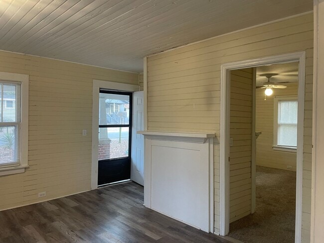 Building Photo - 2 Bed, 1 Bath House